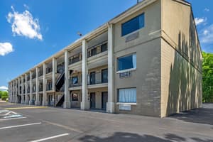 Econo Lodge Inn & Suites