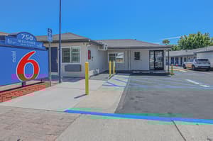 Tustin Motor Lodge