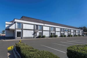 Days Inn & Suites by Wyndham Fort Bragg/Cross Creek Mall
