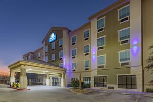 Days Inn & Suites By Wyndham San Antonio Near At&T