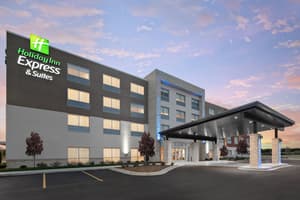 Holiday Inn Express And Suites Elkhorn - Lake Geneva Area