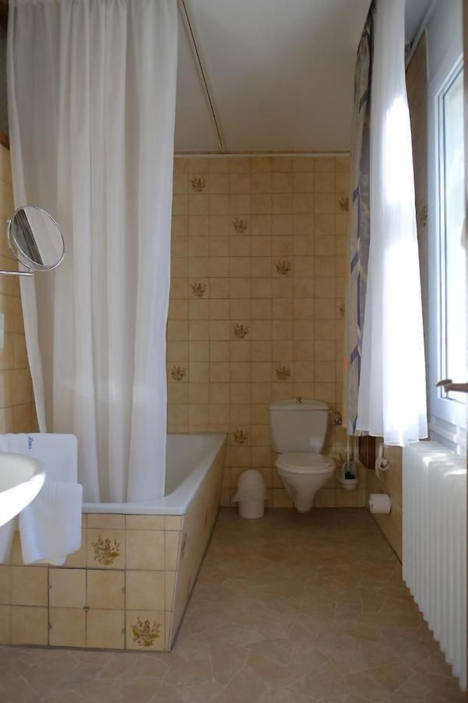 Deep soaking bathtub