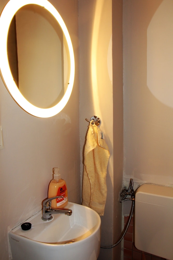 Bathroom sink