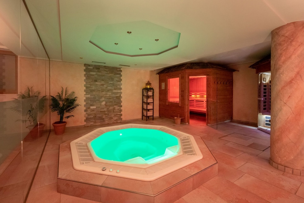 Indoor spa tub