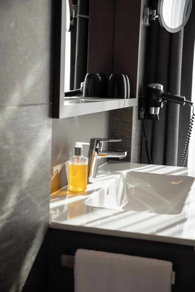 Bathroom sink