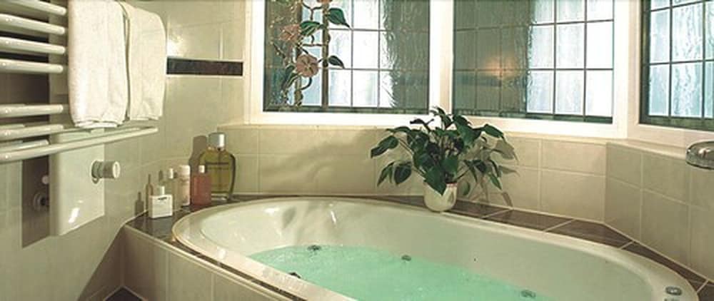 Jetted tub