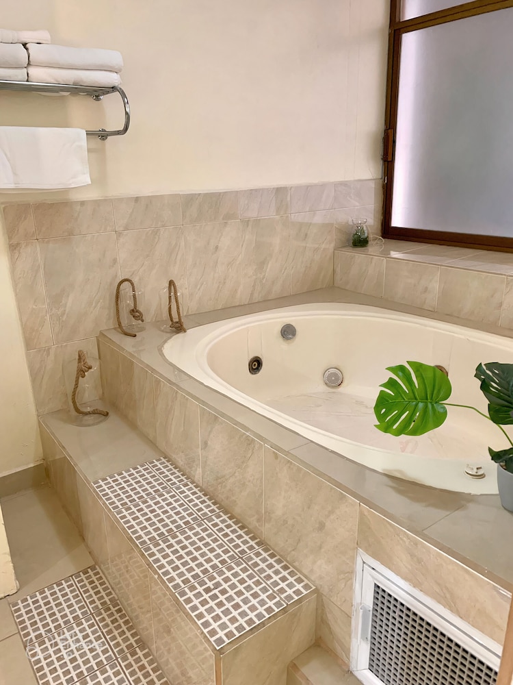 Jetted tub
