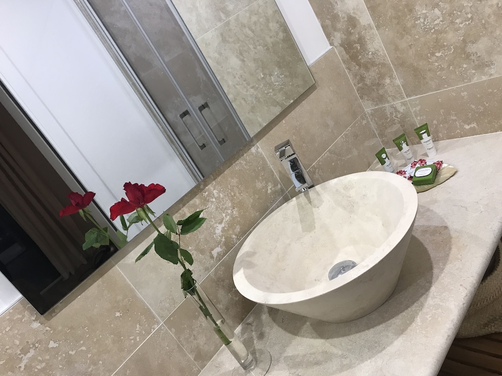 Bathroom sink