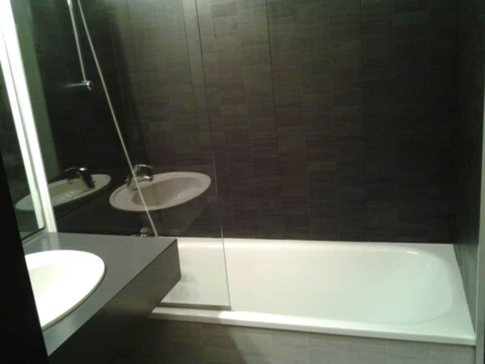 Deep soaking bathtub