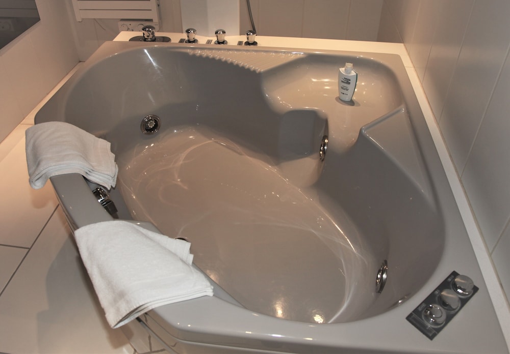 Jetted tub