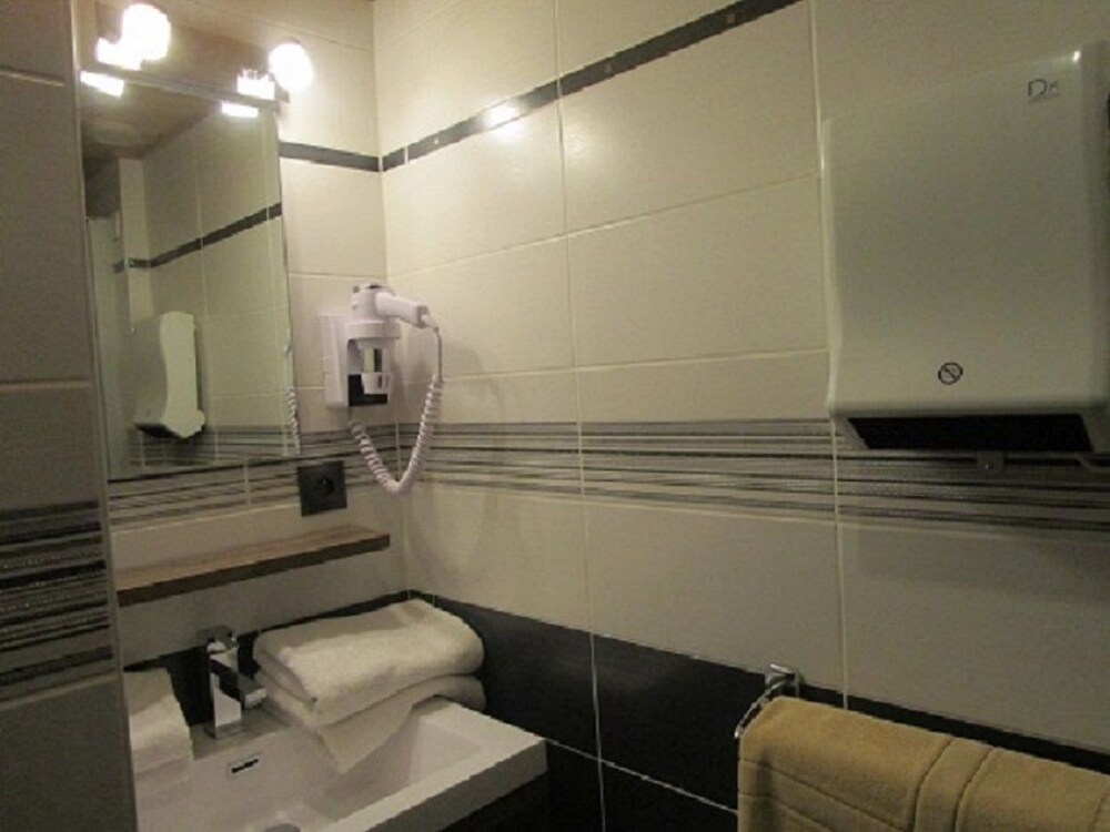 Bathroom sink