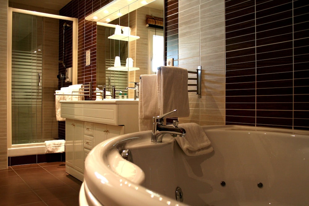 Jetted tub