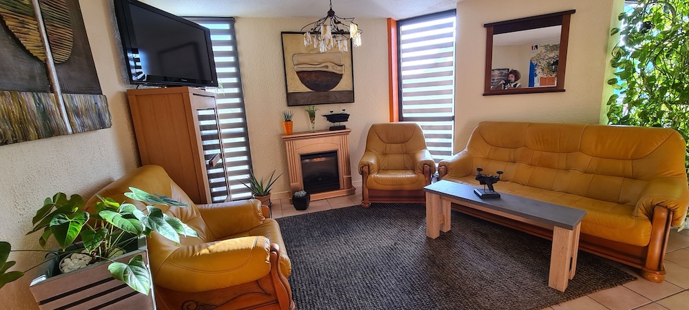 Lobby lounge