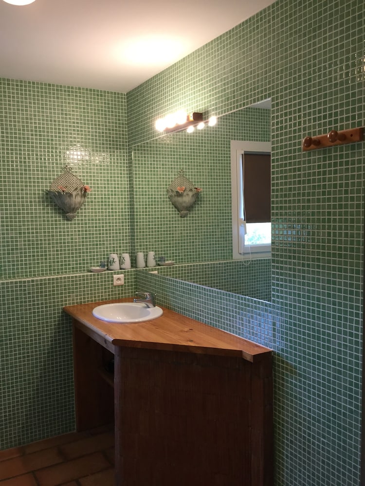 Bathroom sink