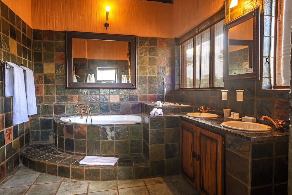 Deep soaking bathtub