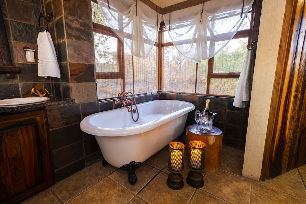 Deep soaking bathtub