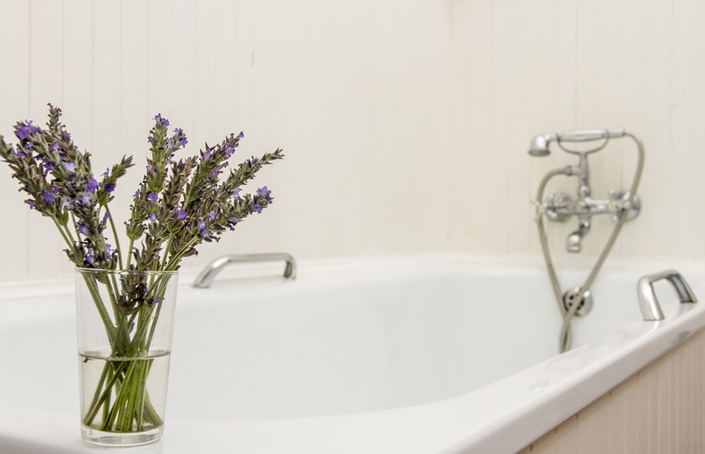Deep soaking bathtub
