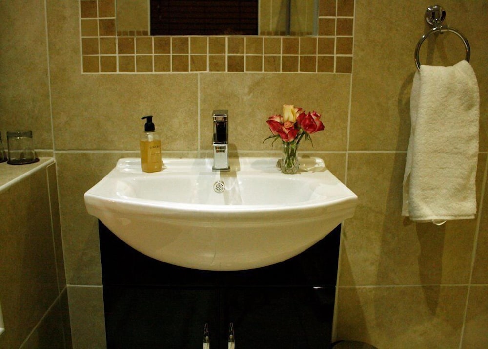 Deep soaking bathtub