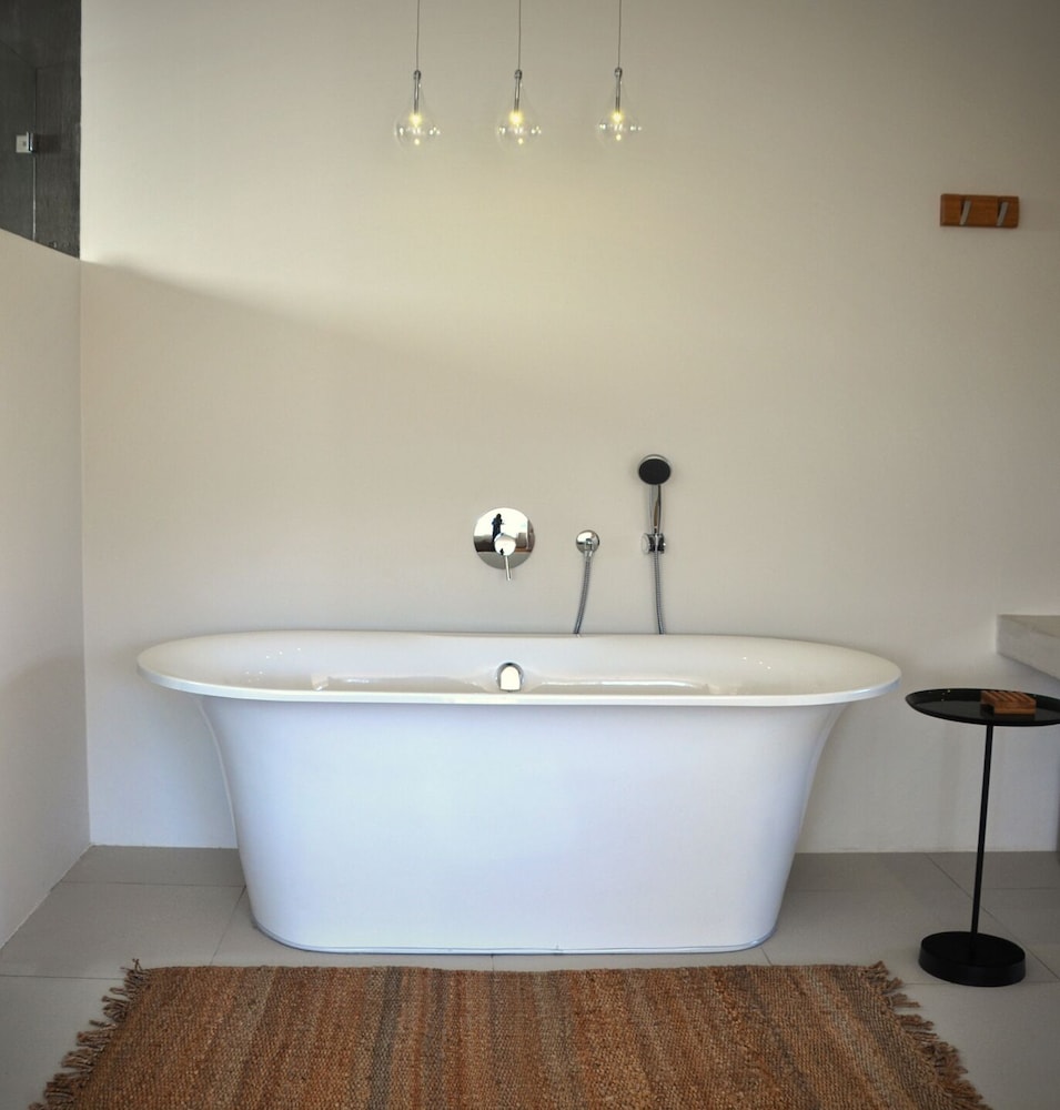 Deep soaking bathtub