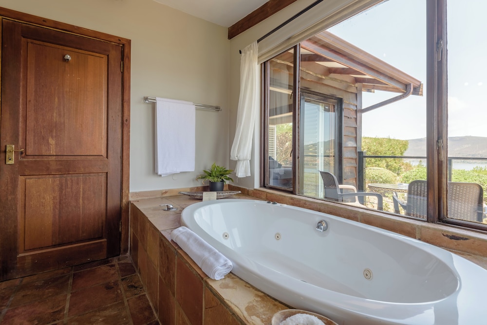 Jetted tub