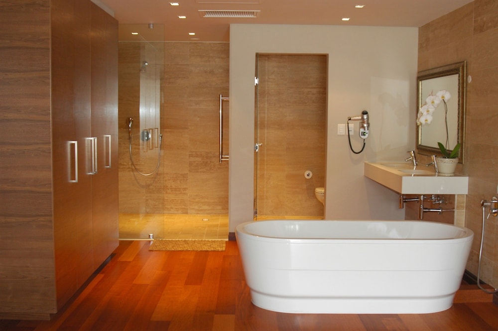 Deep soaking bathtub