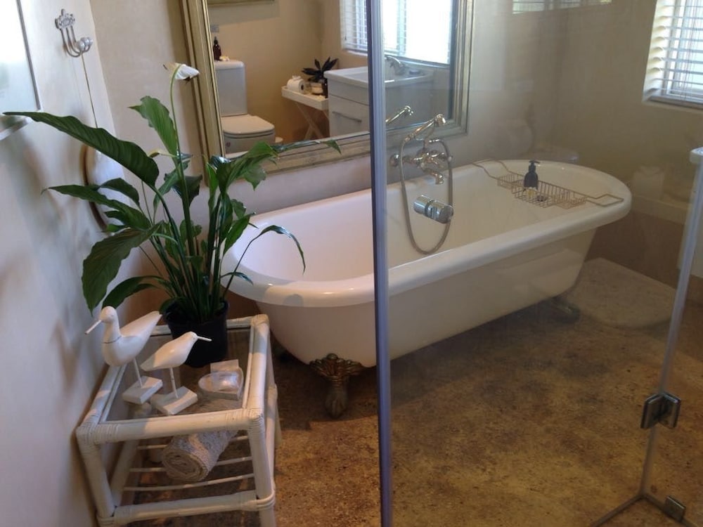 Deep soaking bathtub