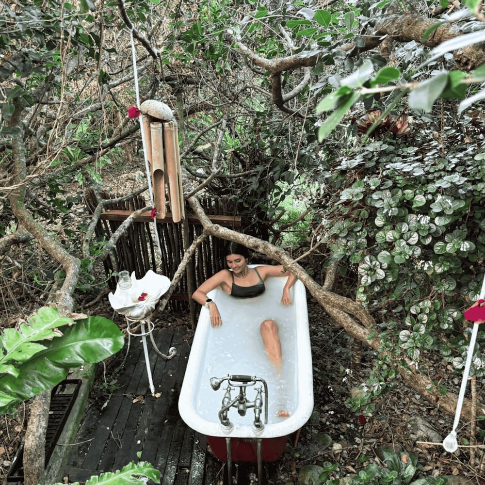 Deep soaking bathtub