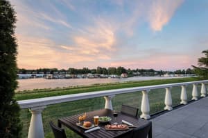 thumbnail: Outdoor dining