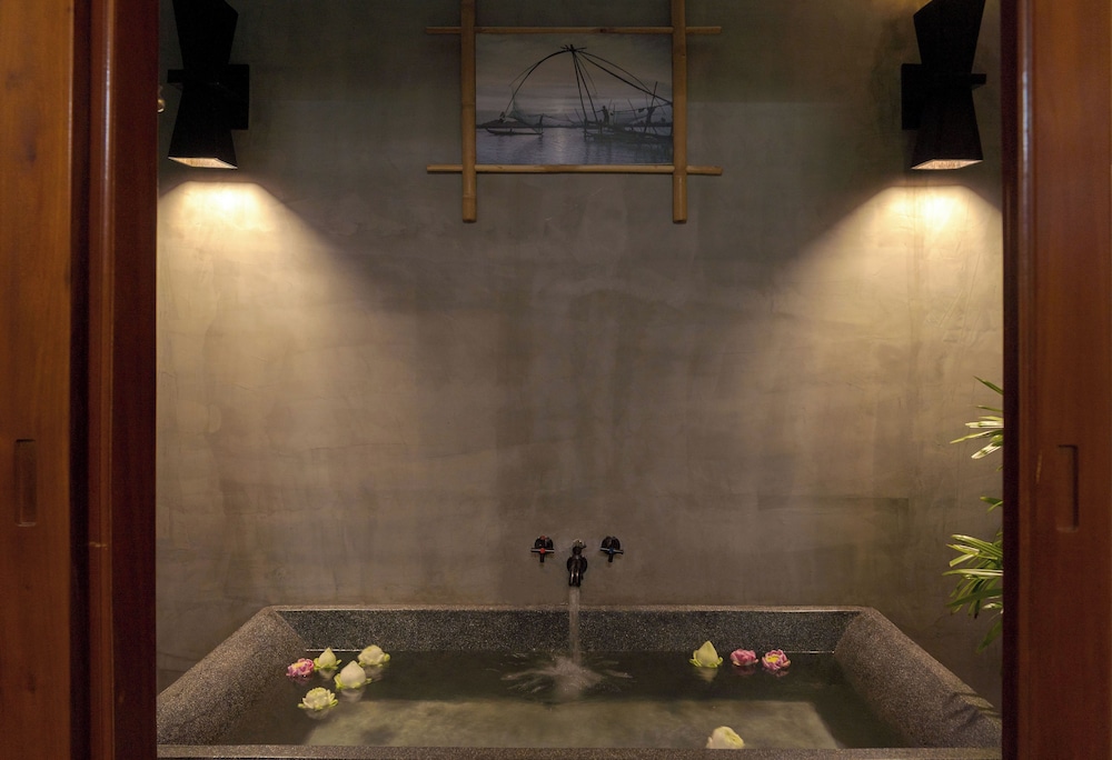 Deep soaking bathtub