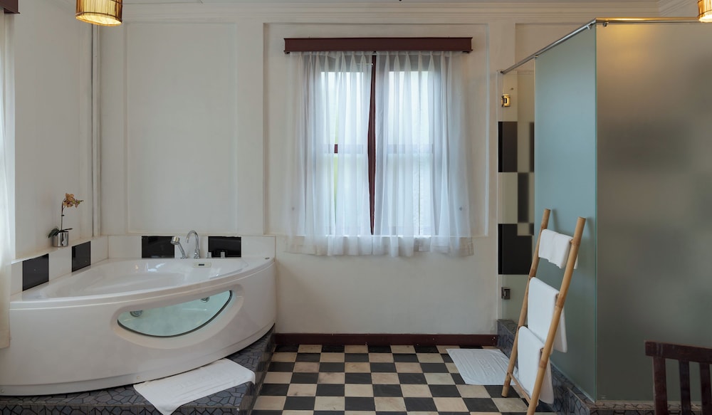 Deep soaking bathtub