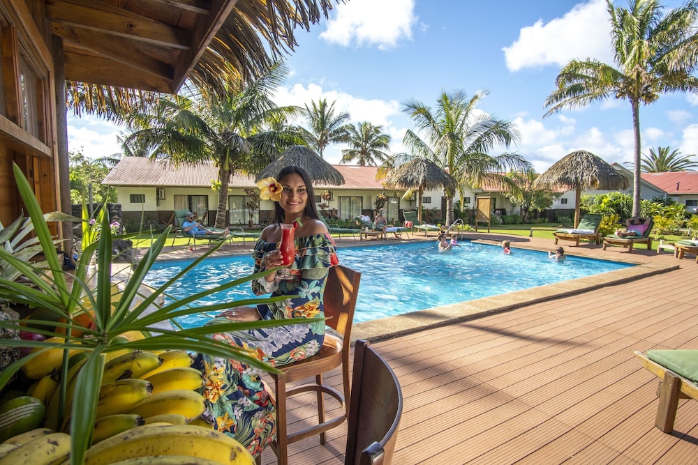 Poolside bar