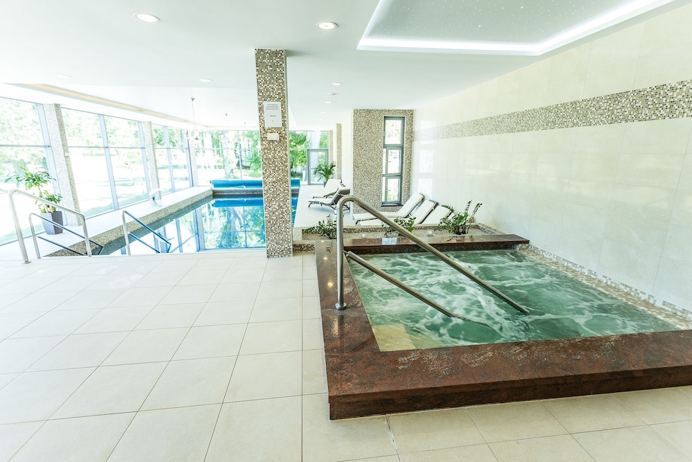 Indoor spa tub