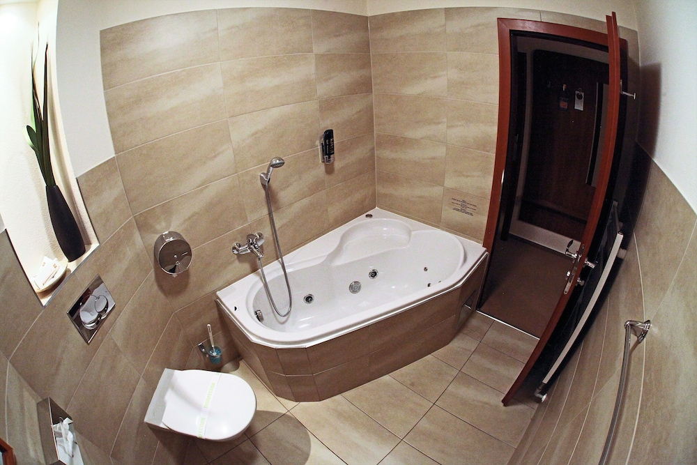 Deep soaking bathtub
