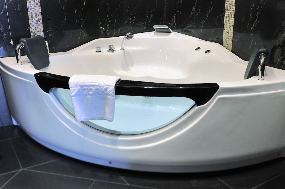 Jetted tub
