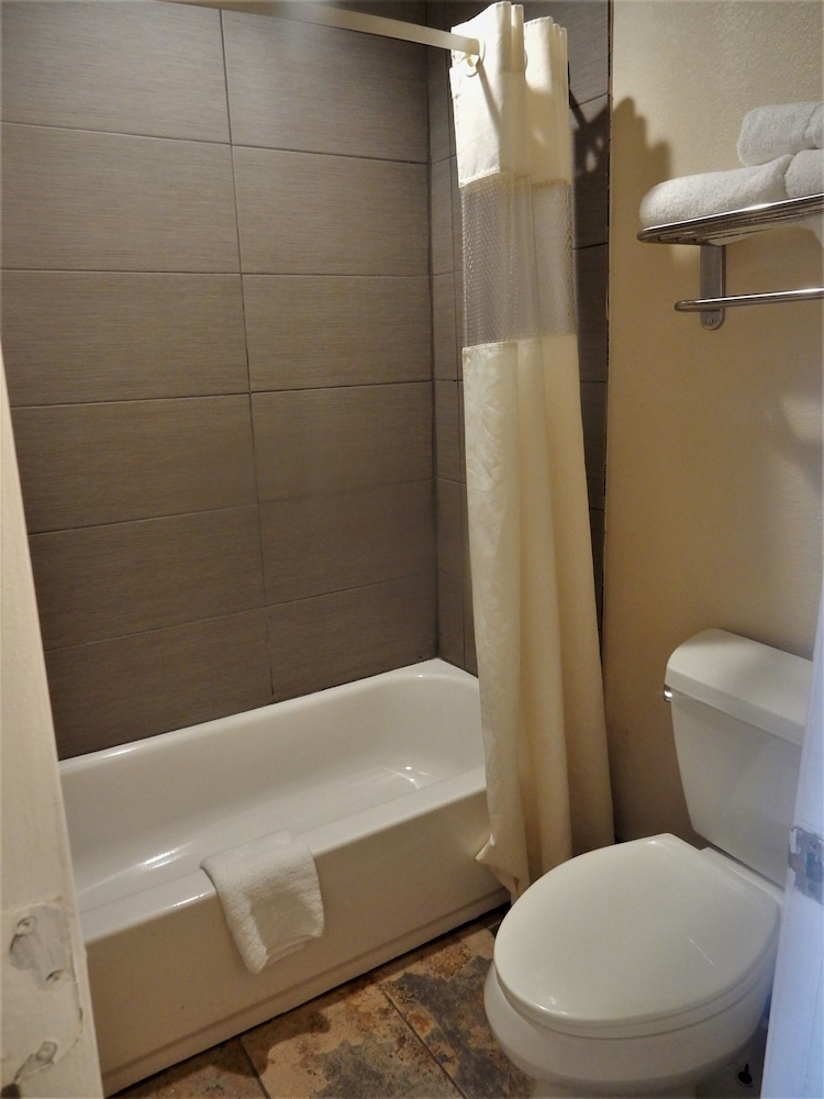 Deep soaking bathtub