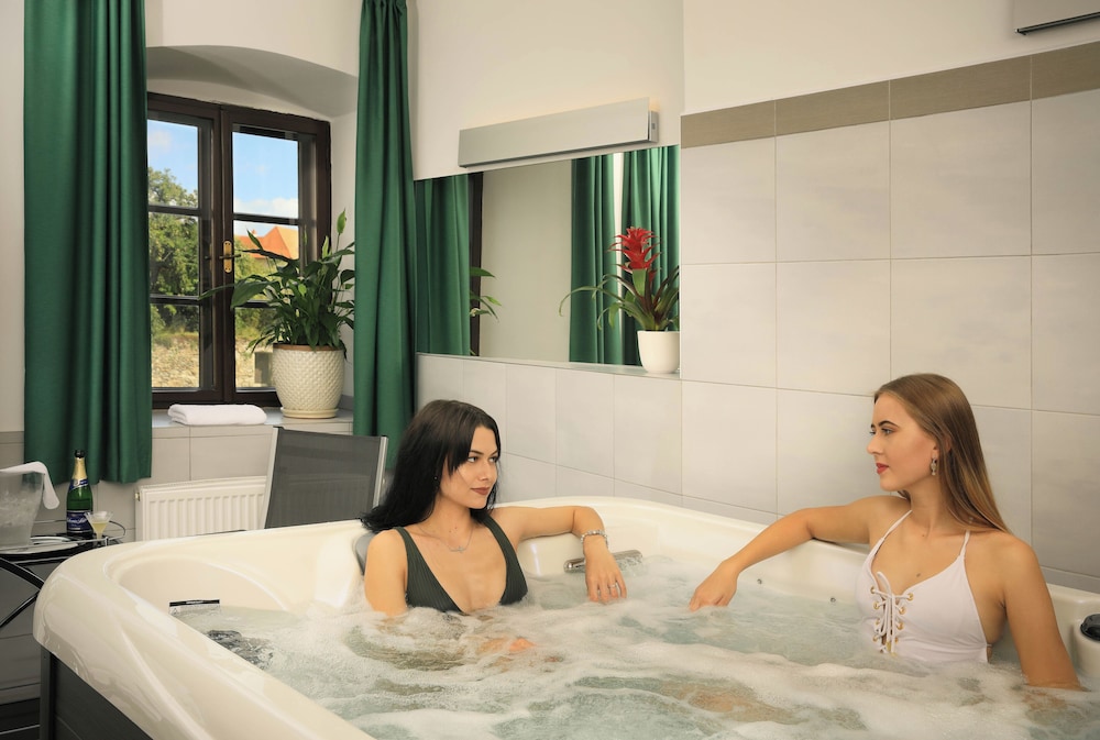 Indoor spa tub