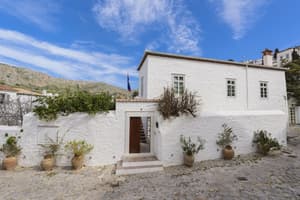 thumbnail: Front of property