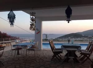 thumbnail: Outdoor dining