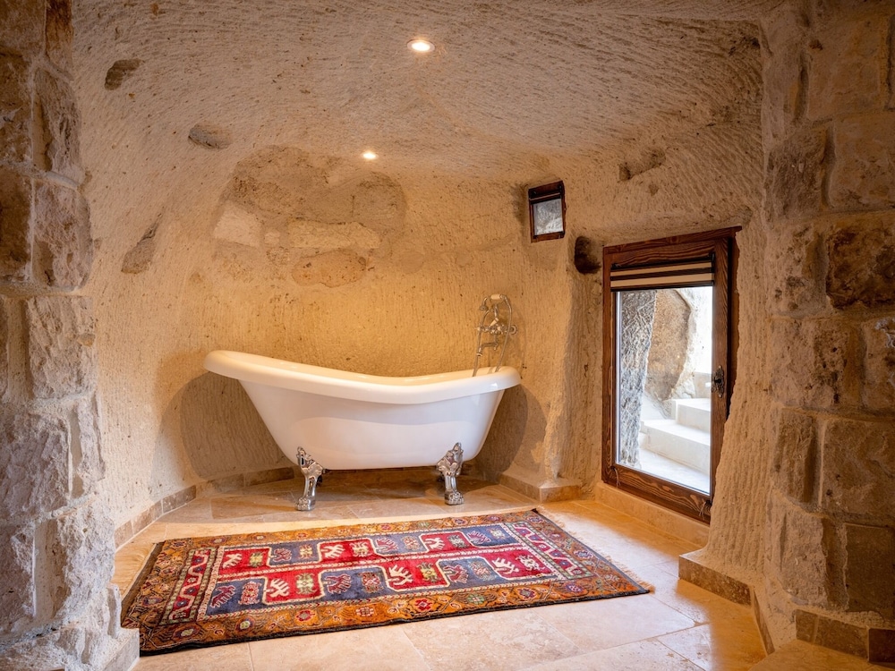 Deep soaking bathtub
