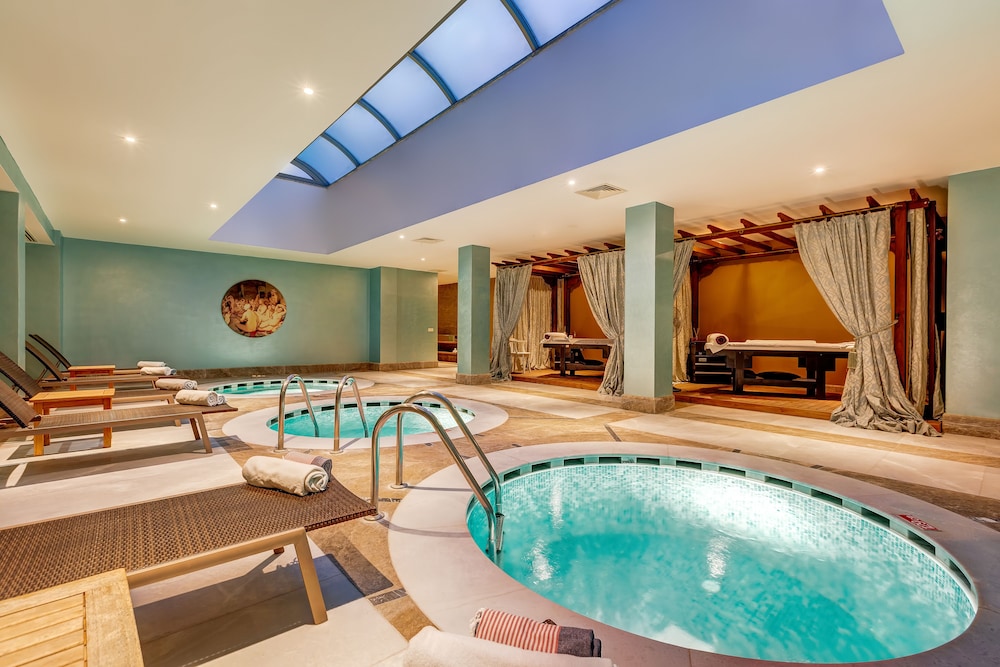 Indoor spa tub