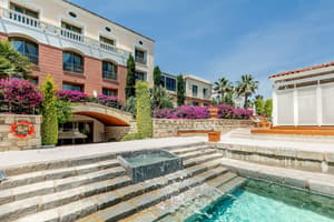 thumbnail: Front of property
