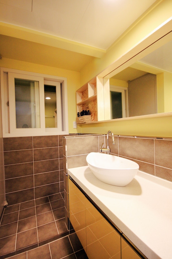 Bathroom sink