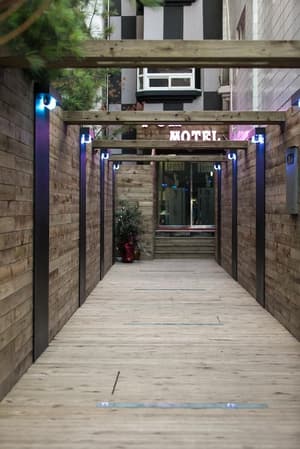 thumbnail: Exterior detail