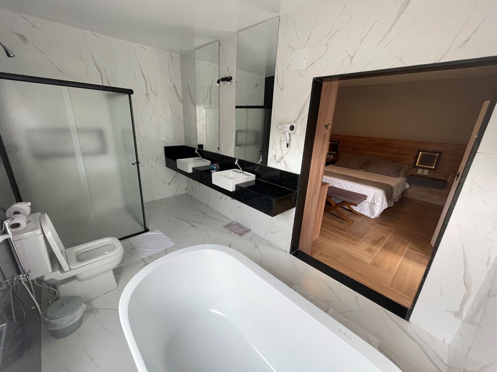 Deep soaking bathtub