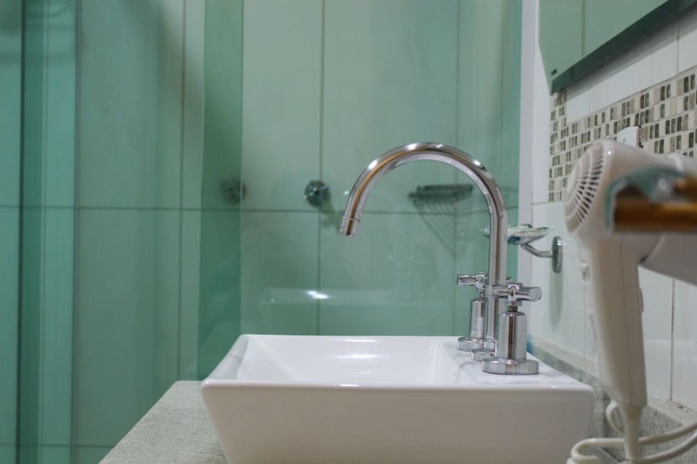 Deep soaking bathtub