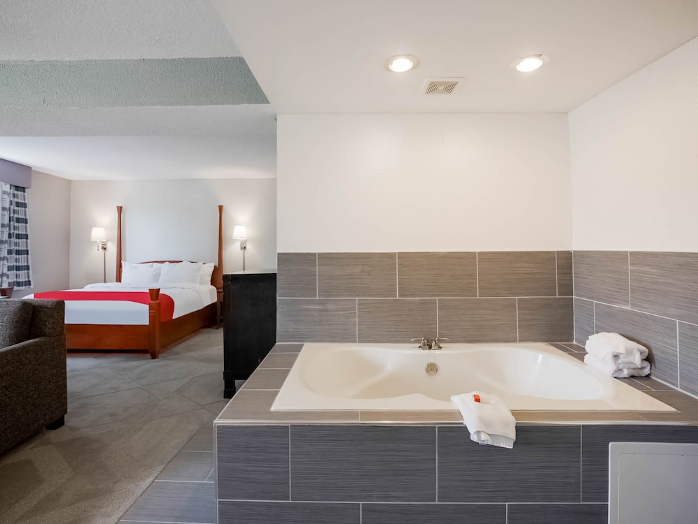 Deep soaking bathtub