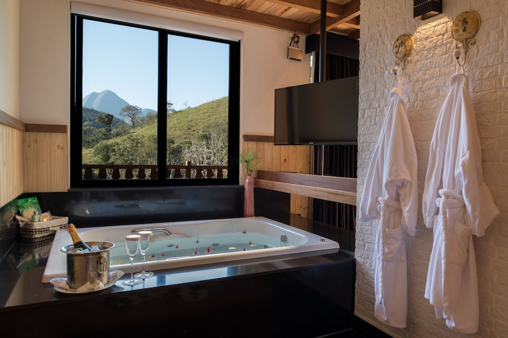 Deep soaking bathtub