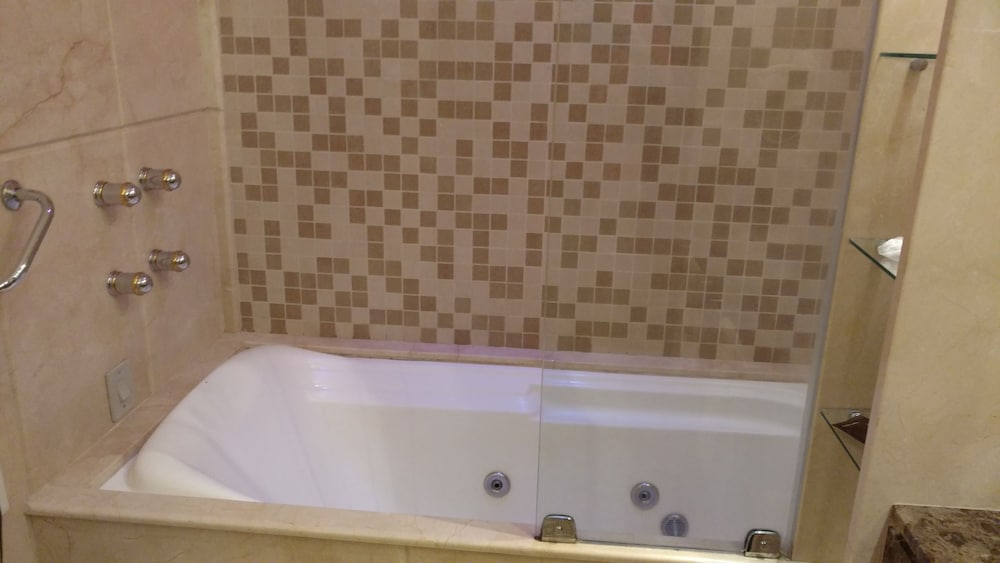 Jetted tub
