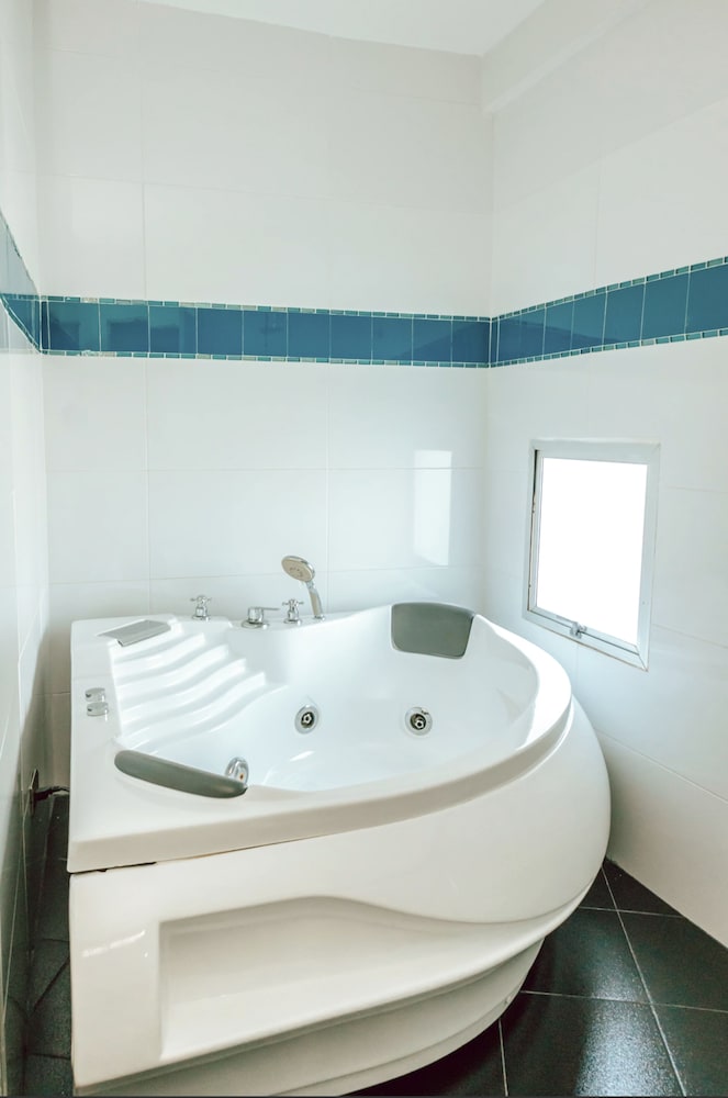 Jetted tub