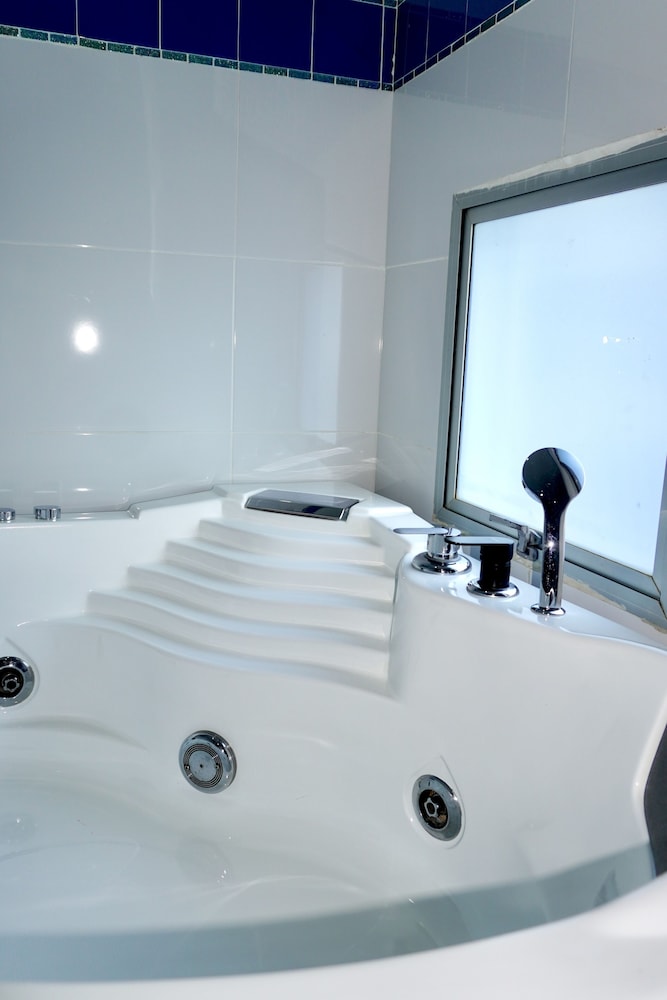 Jetted tub